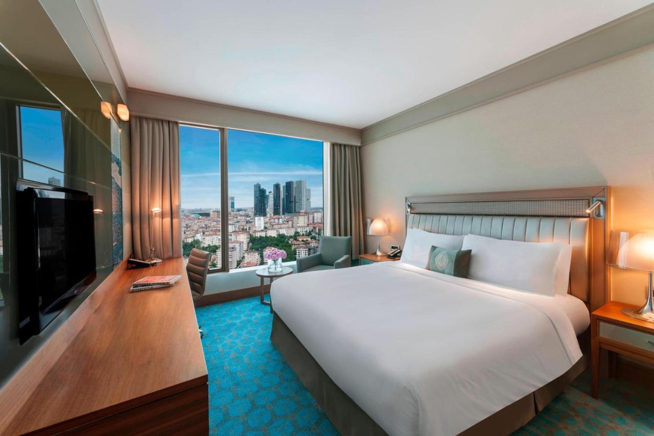Executive King Room with Club Lounge Access and City View