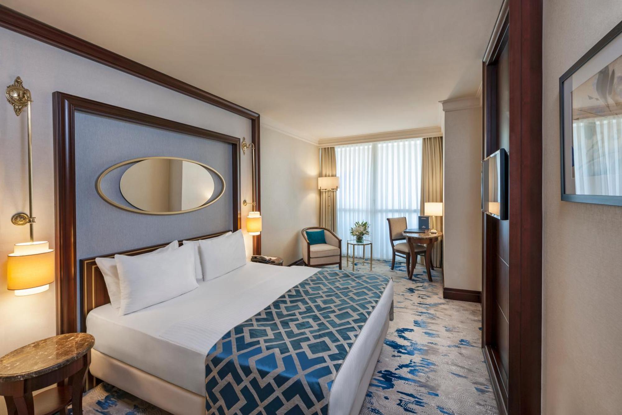 Deluxe Room Queen Size Bed
