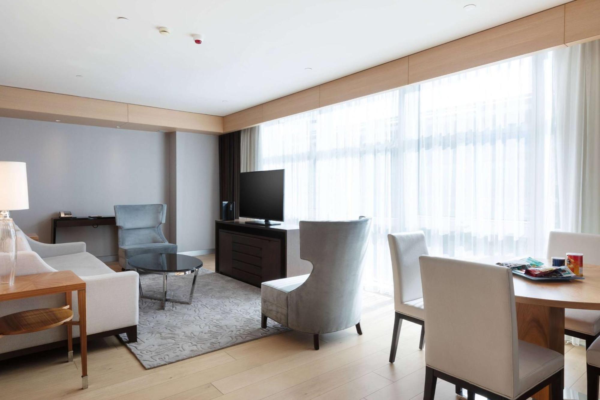 Tower One Bedroom Suite Partial Sea View & Kitchenette,1742904285:JPEG
