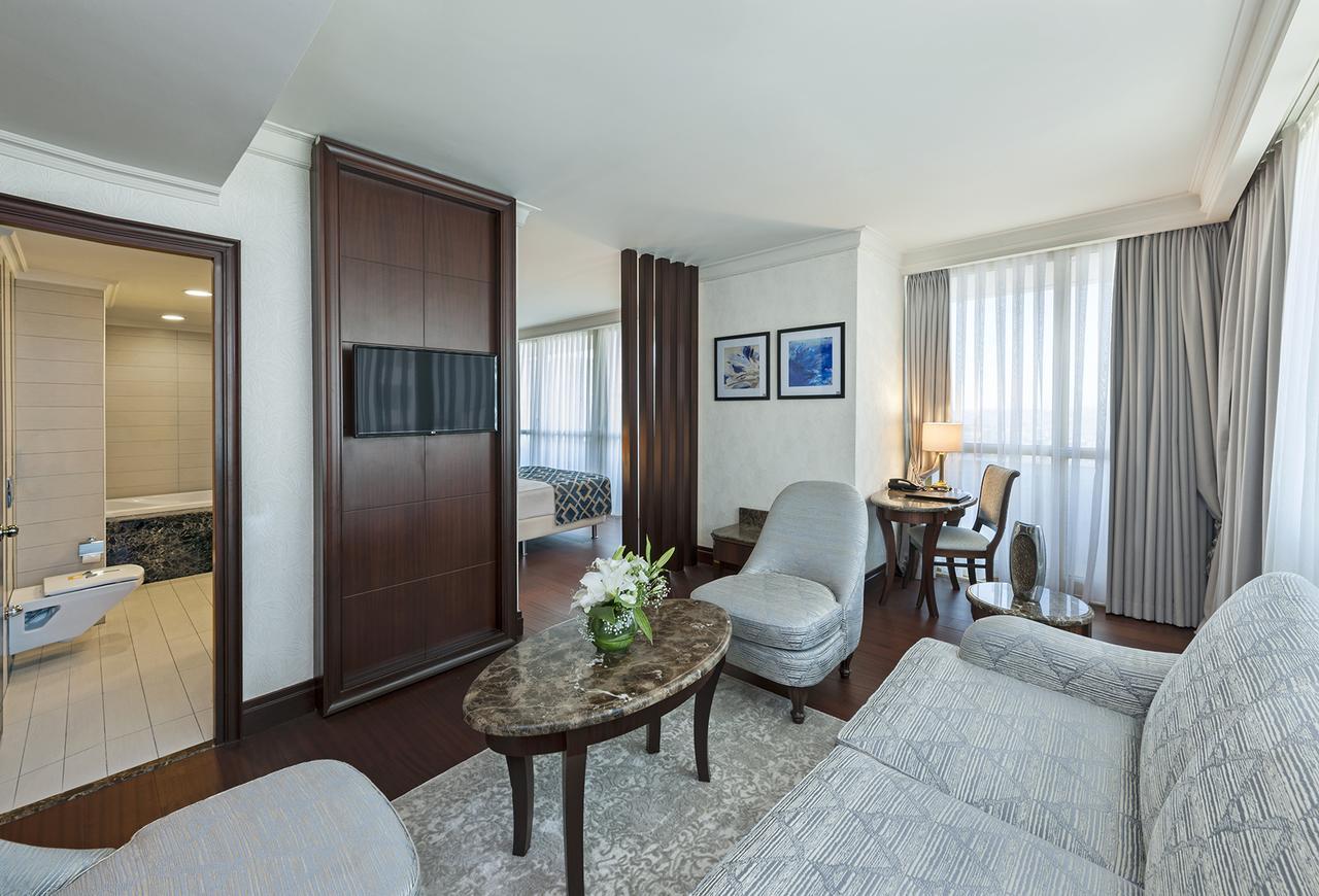 Junior Suite Queen Size Bed
